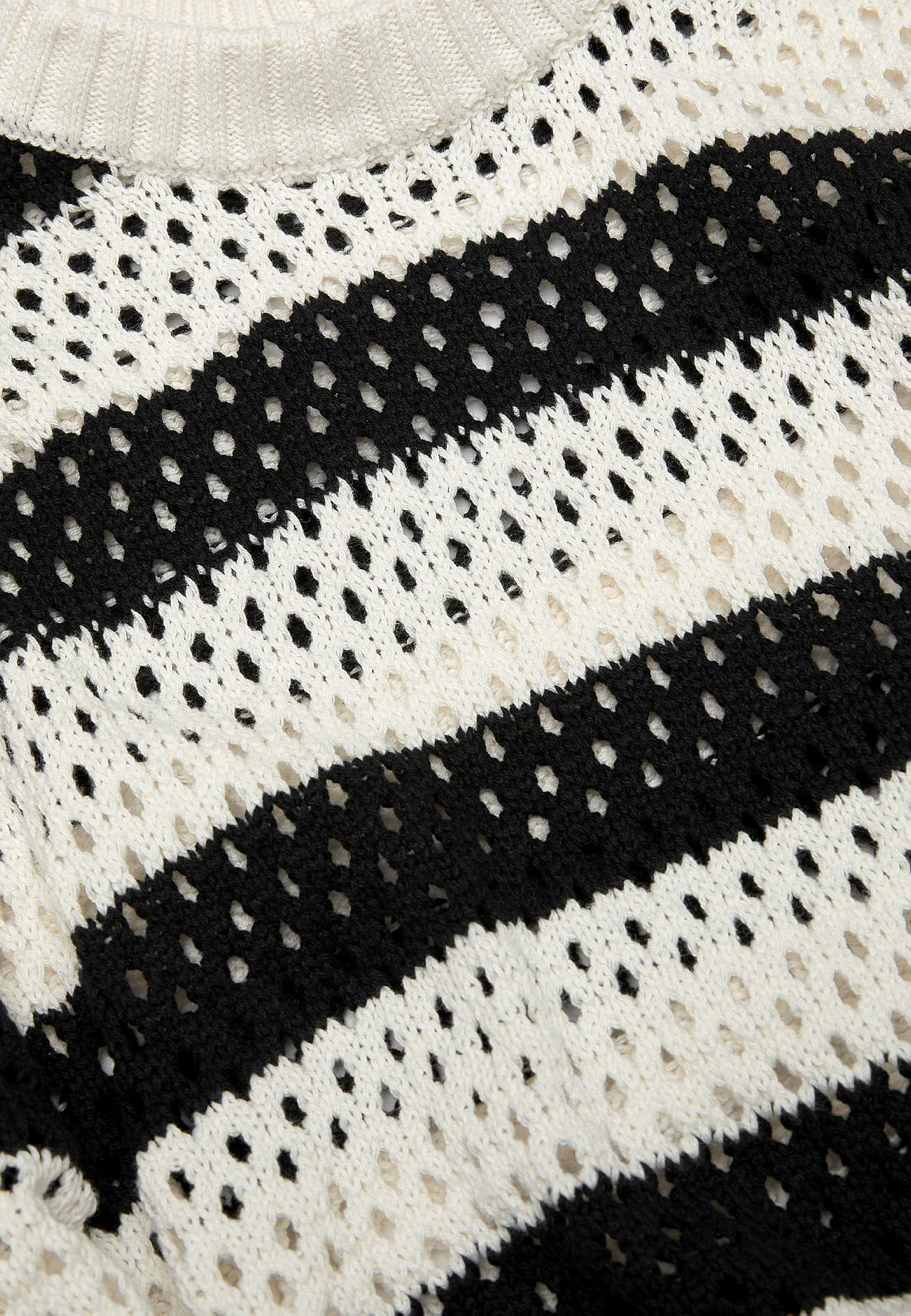 Rakstaina adījuma svītrains džemperis