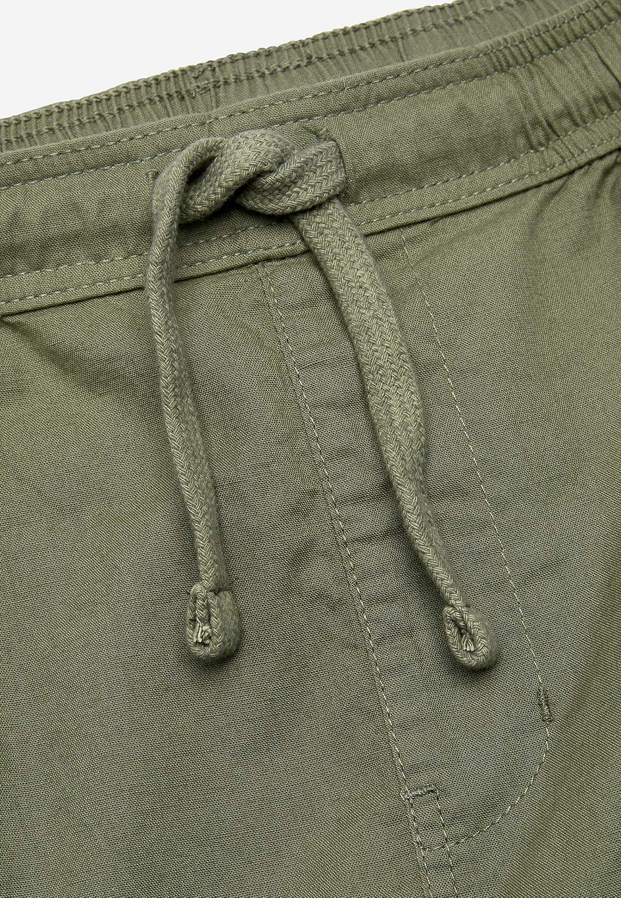 Kargo šorti ar vairākām kabatām