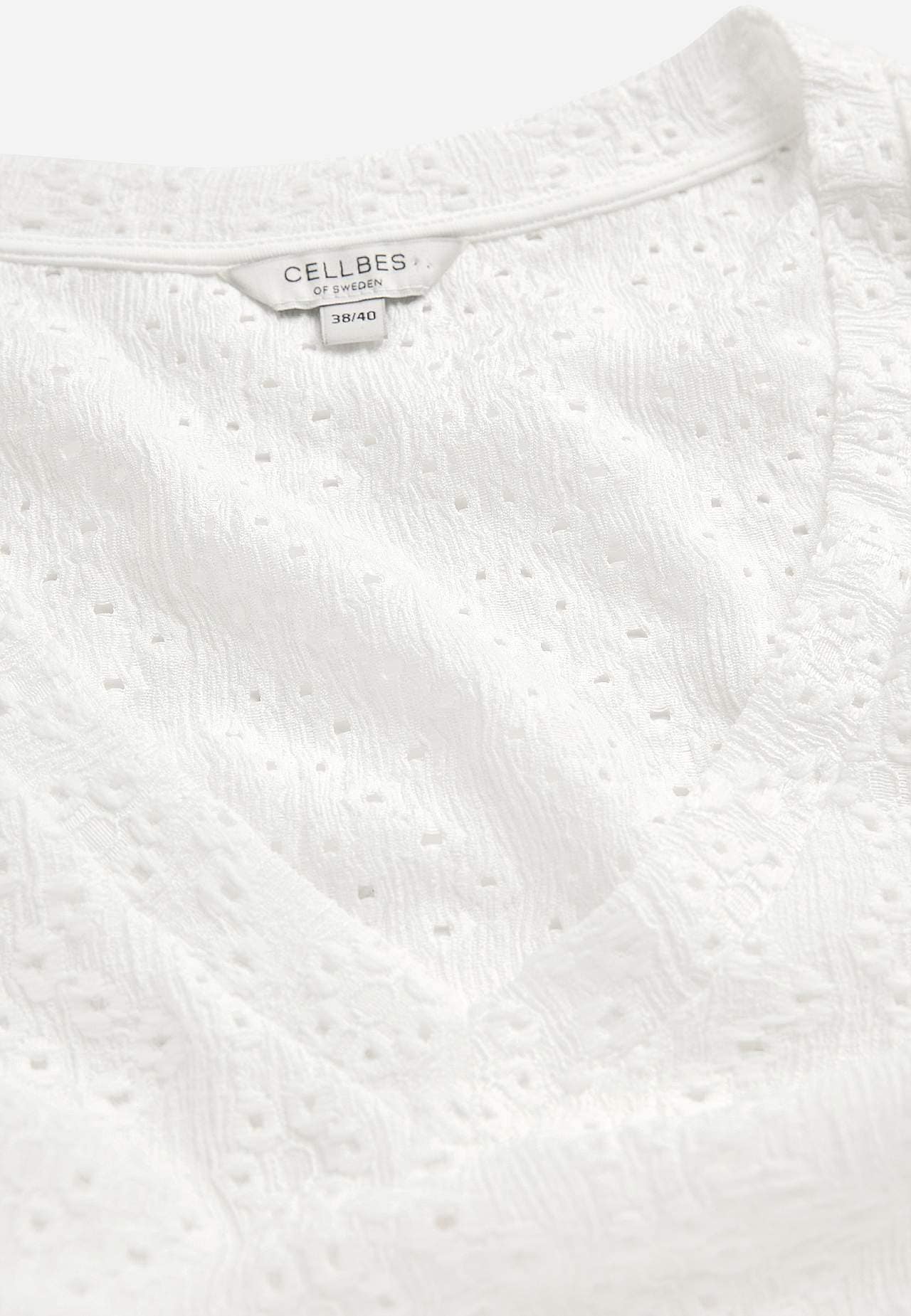 Trikotāžas tops ar caurumiņu raksta izšuvumu