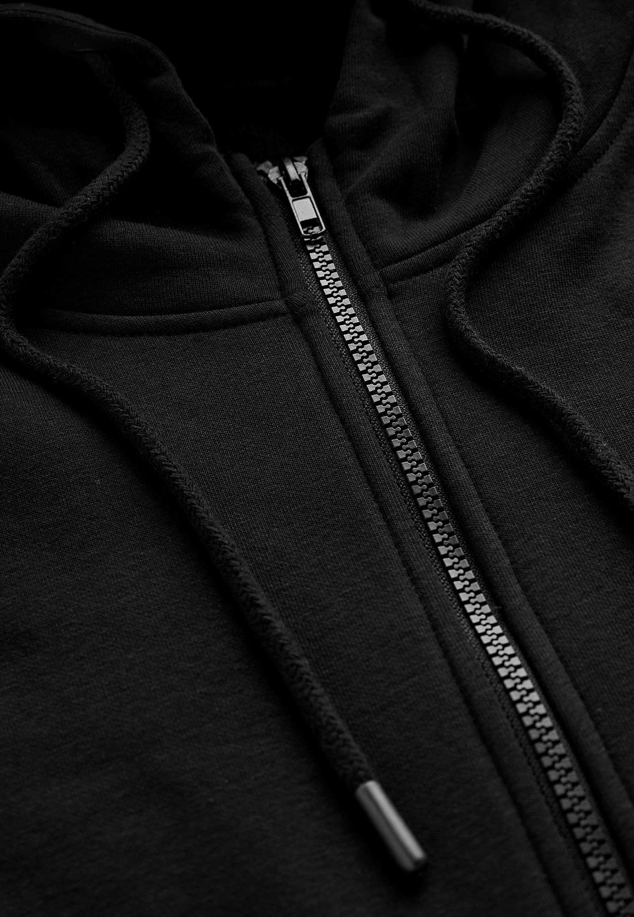 Džemperis ar kapuci un rāvējslēdzeju