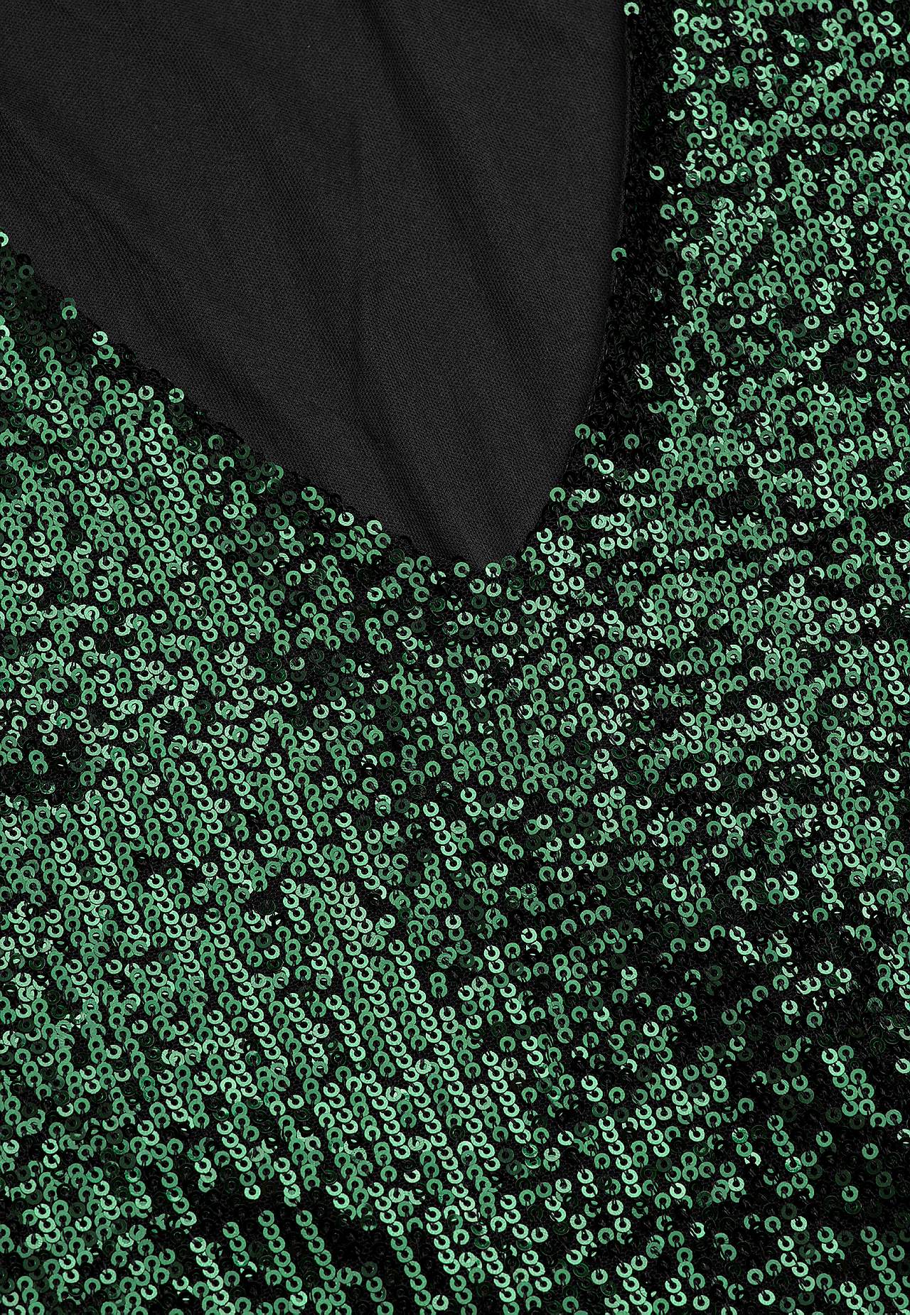 Kleita ar V veida kakla izgriezumu un fliteriem.