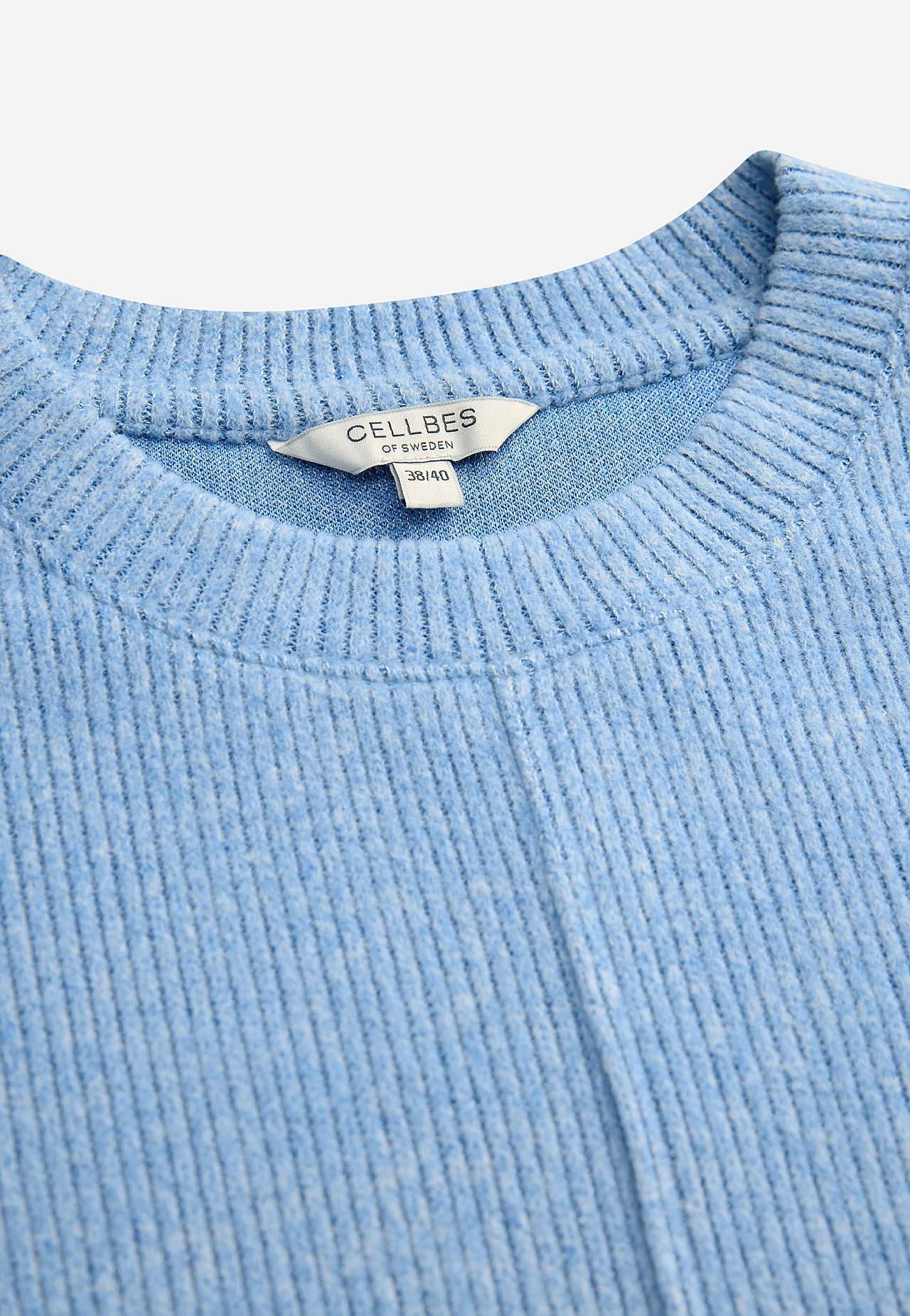 Ļoti mīksts džemperis ar dekoratīvu vīli vidū Beata