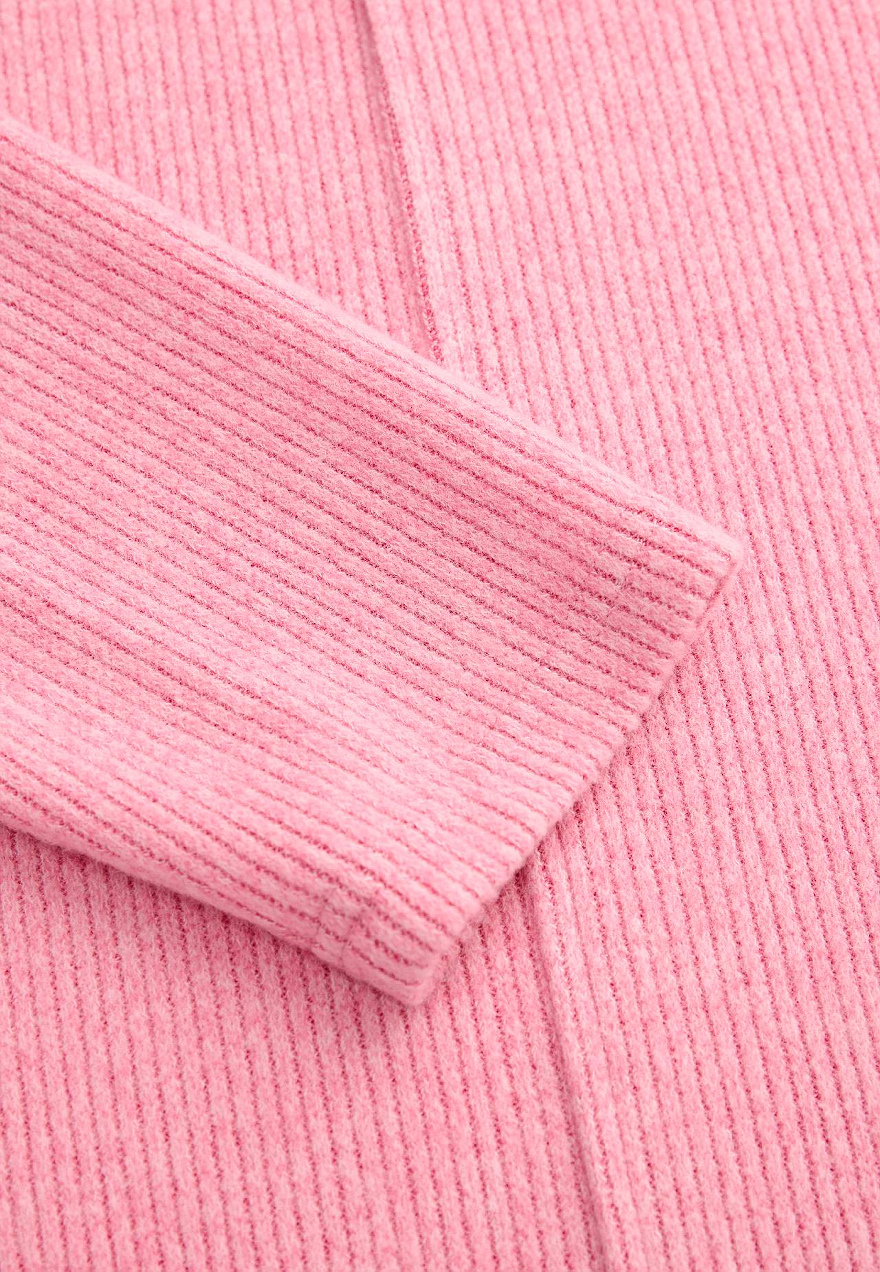 Ļoti mīksts džemperis ar dekoratīvu vīli vidū Beata