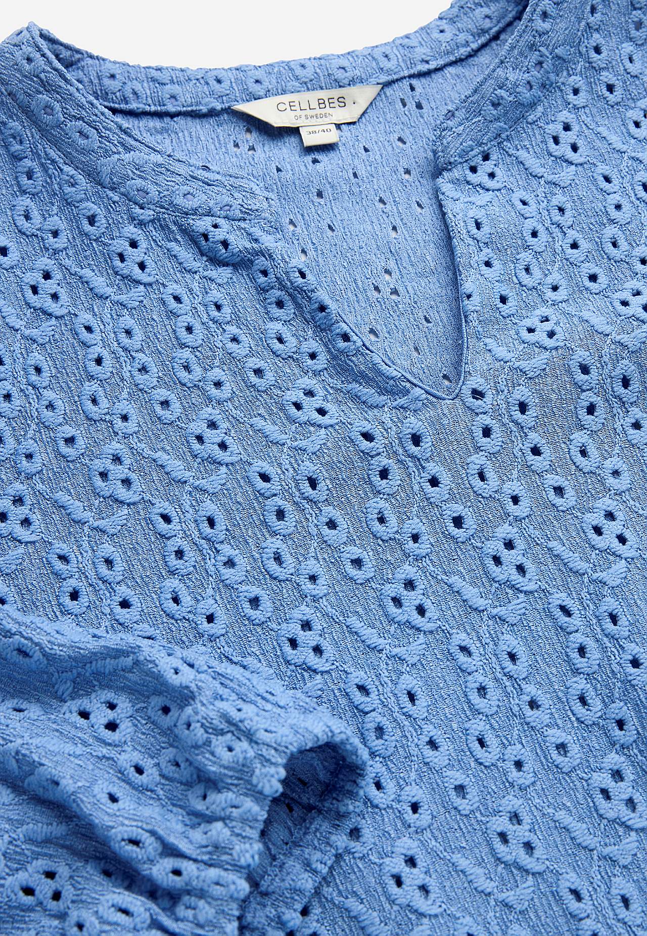 Trikotāžas tops ar caurumiņu raksta izšuvumu