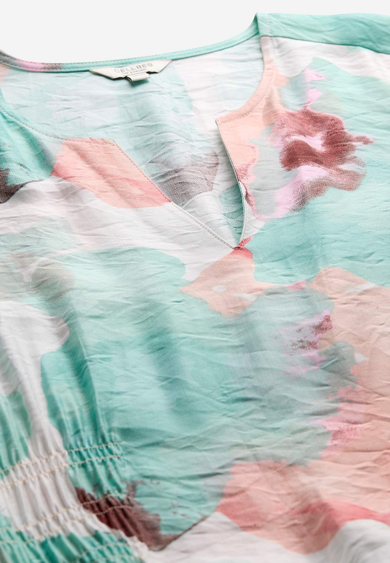 Kleita ar oderētām kuplām piedurknēm