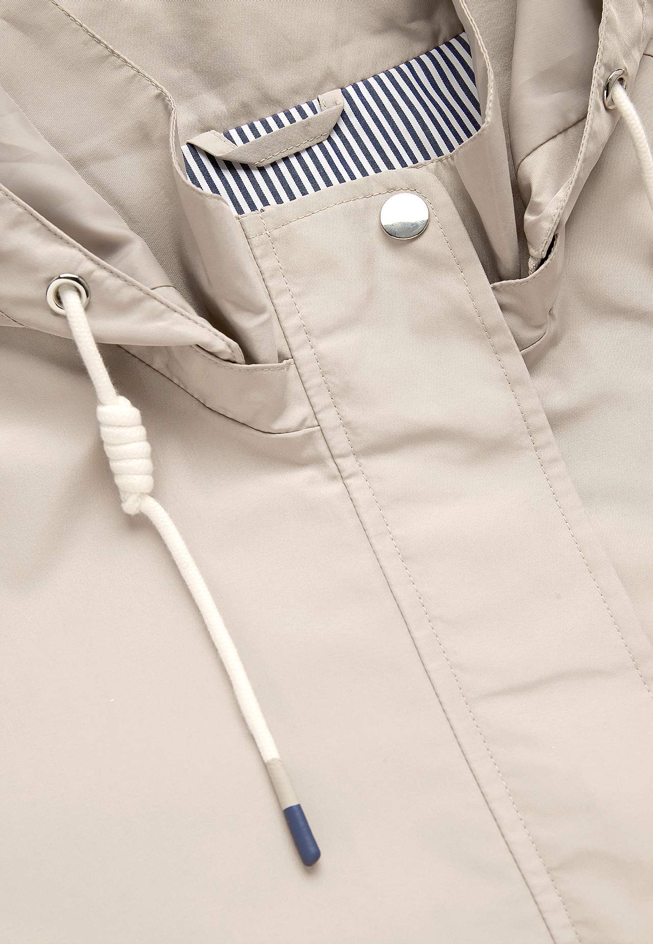 Oderēta jaka ar noņemamu kapuci