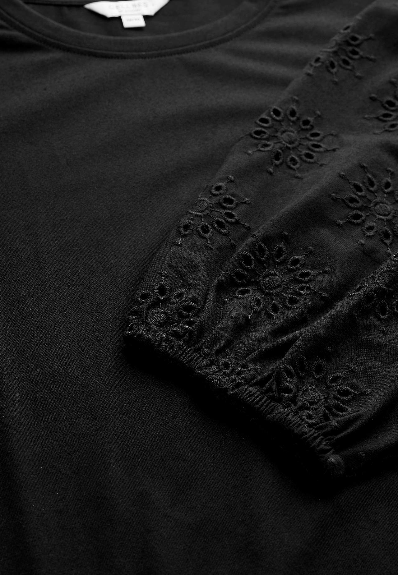 Trikotāžas tunika ar izšūtām piedurknēm