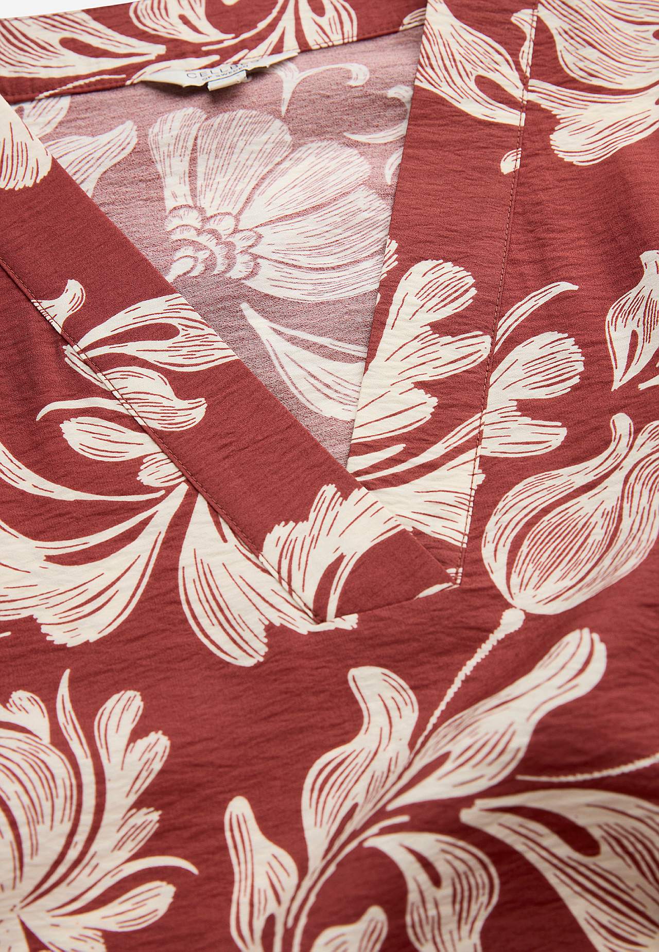 Rakstaina kleita ar kabatām