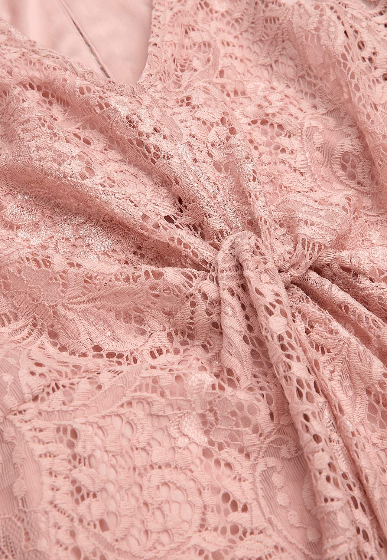 Mīksta, elastīga mežģīņu kleita