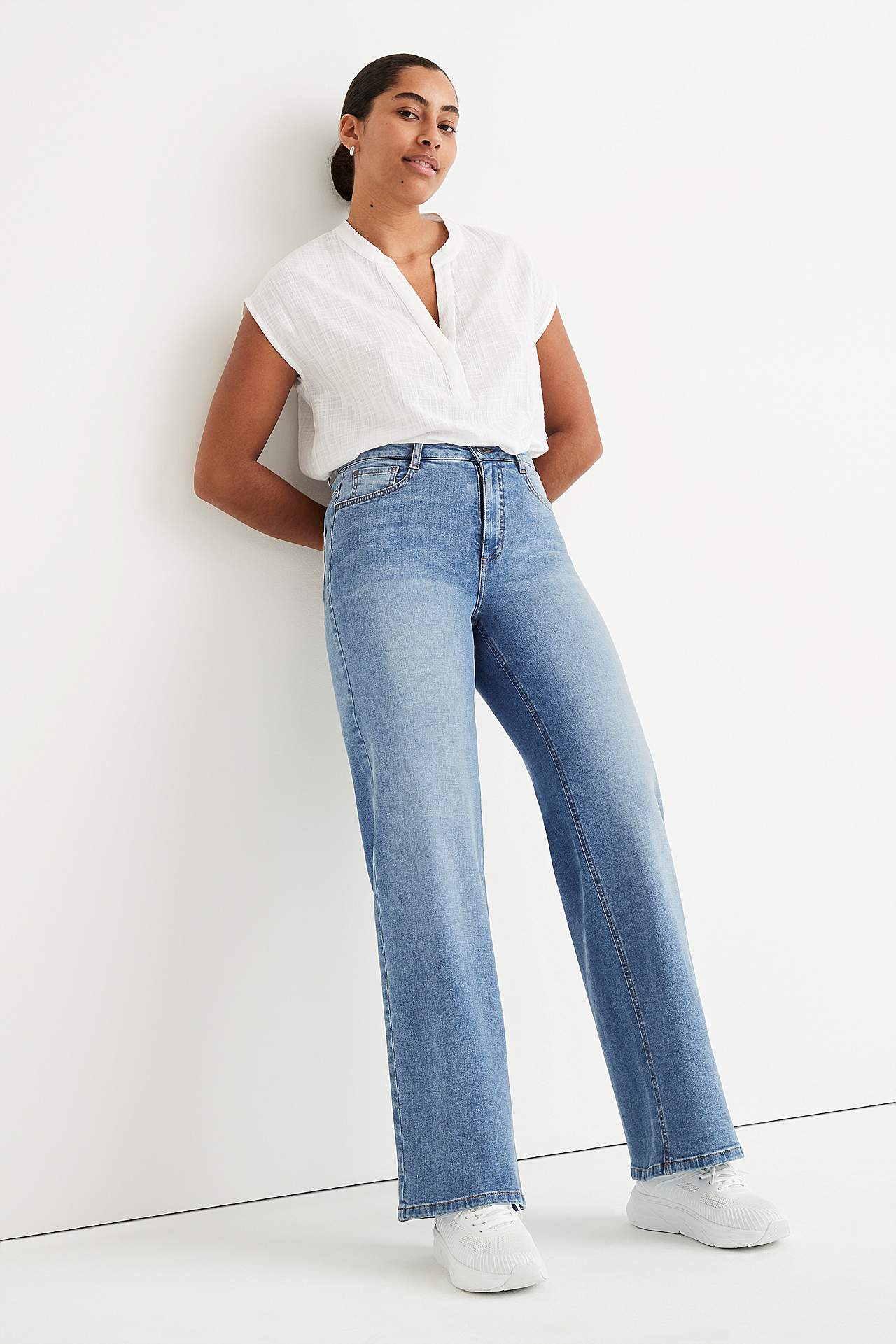 Plati džinsi ar augstu jostasvietu