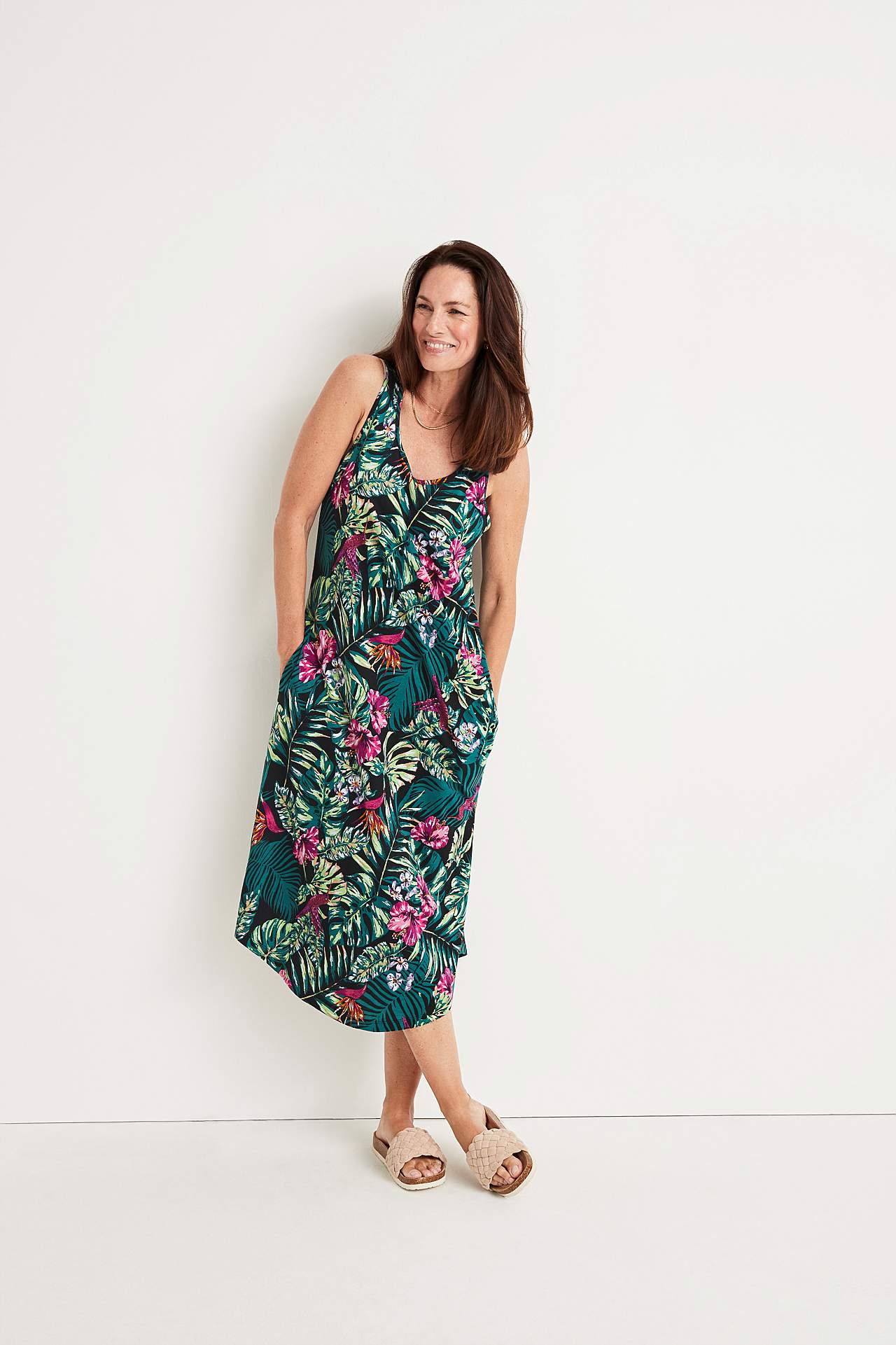 Trikotāžas kleita ar ziedu rakstu