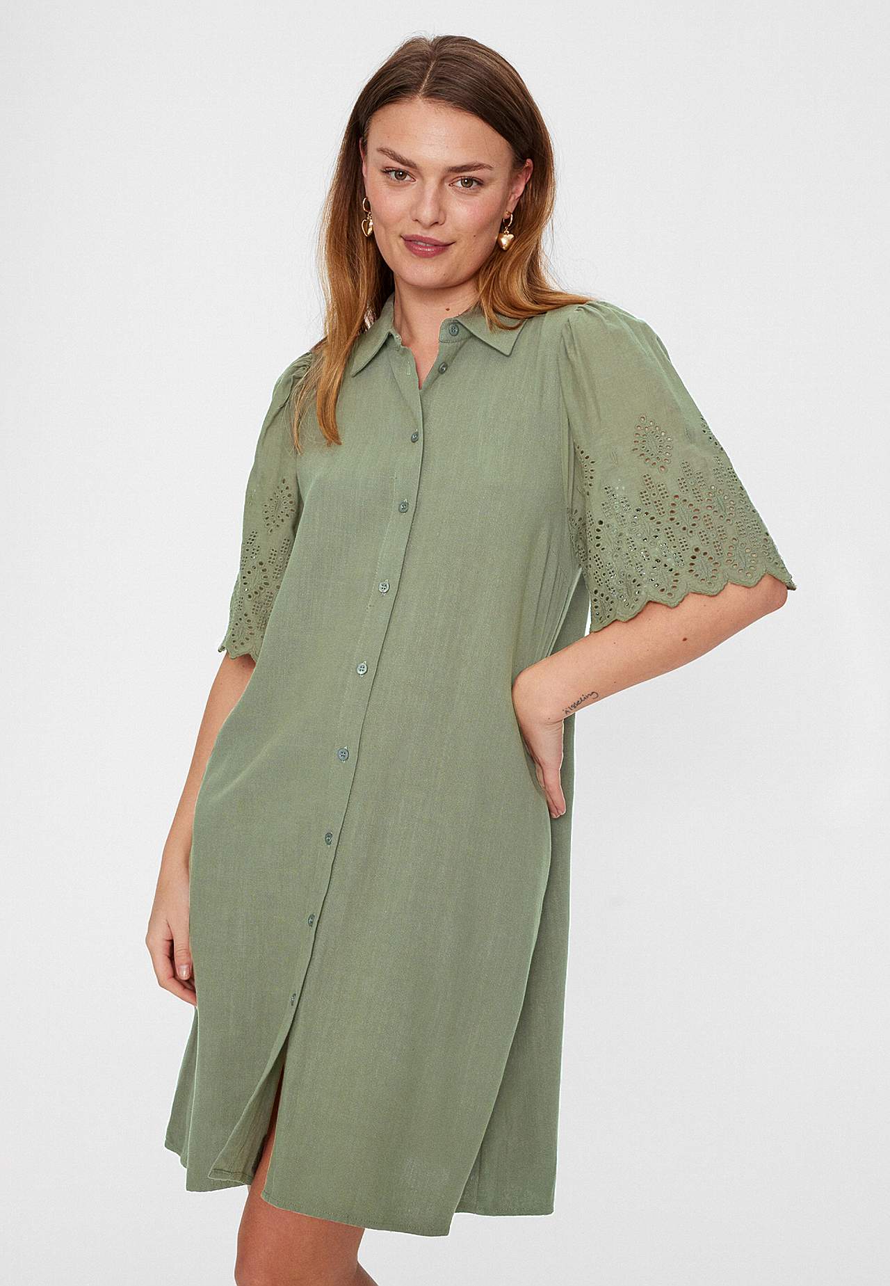 Kreklkleita ar caurumiņu raksta piedurknēm