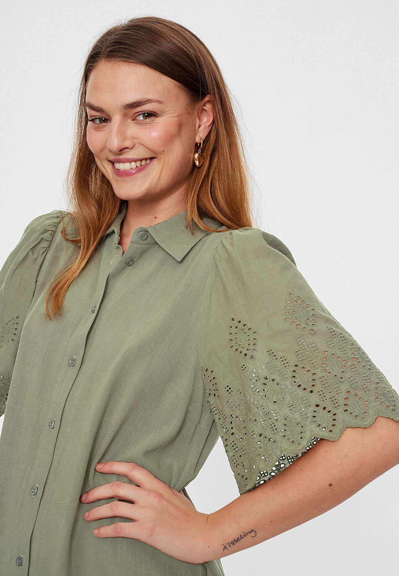 Kreklkleita ar caurumiņu raksta piedurknēm