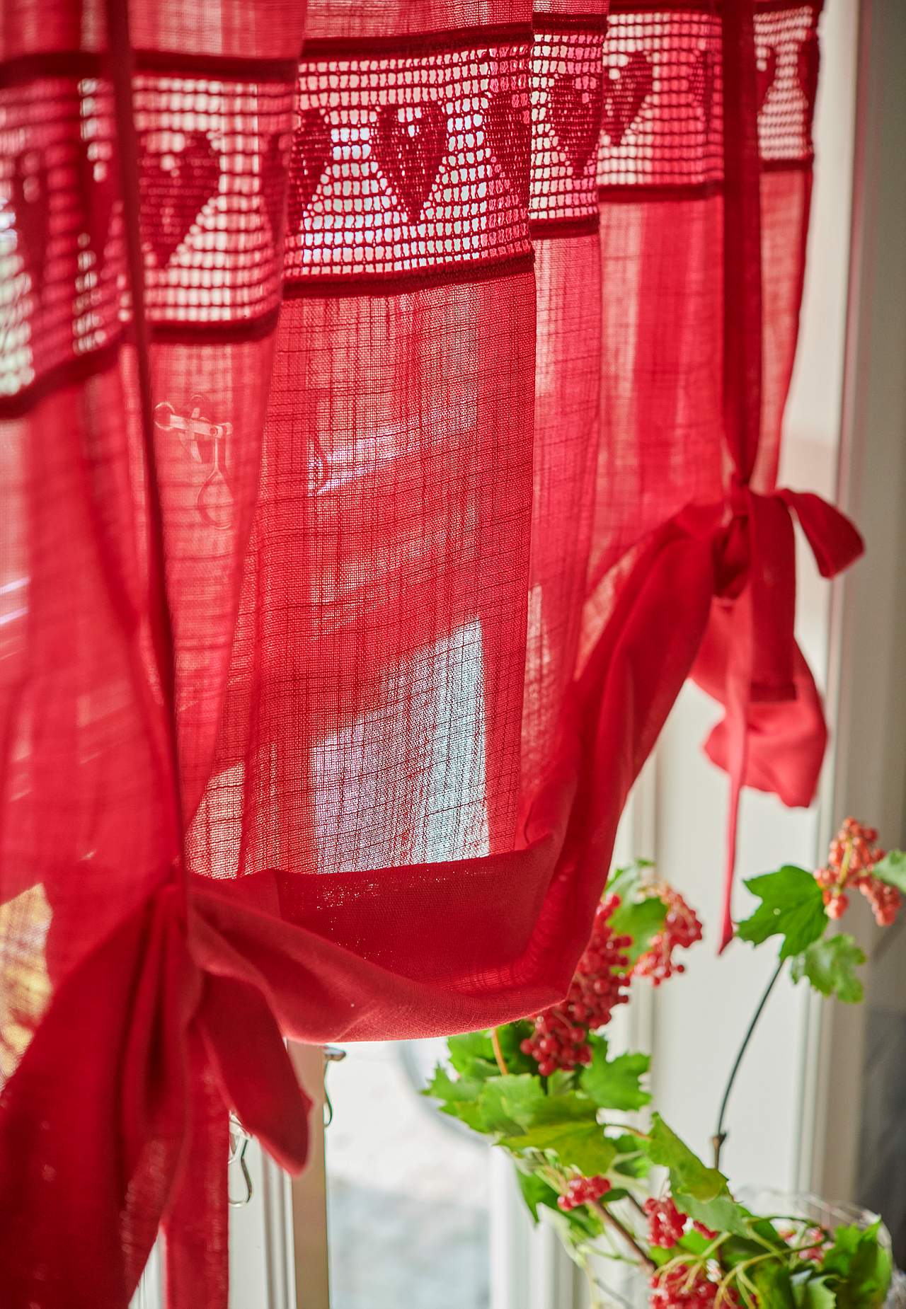 Romiešu žalūzijas ar mežģīņu joslu