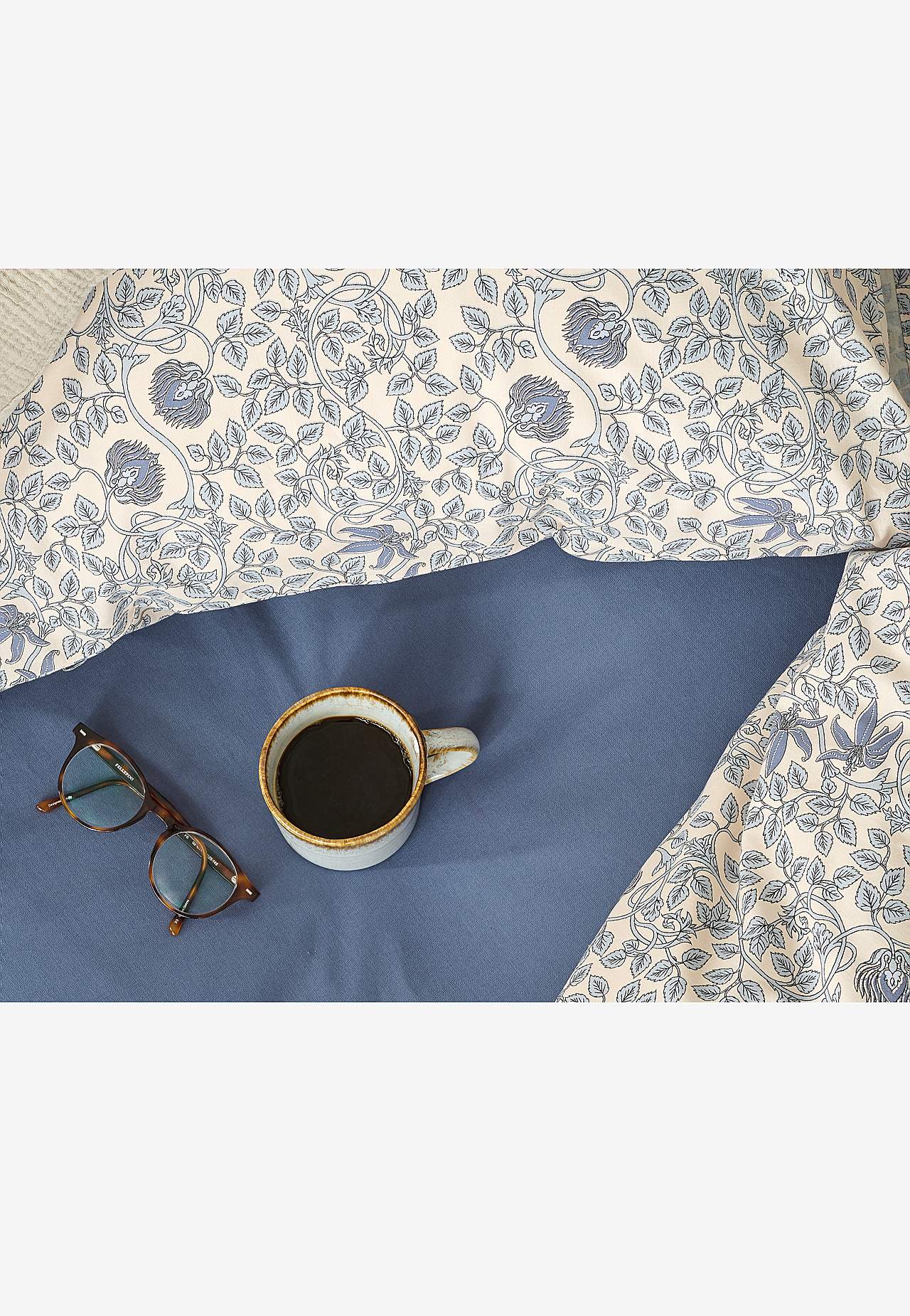 Gultasveļas komplekts ar sīkiem ziediņiem 150x210 cm