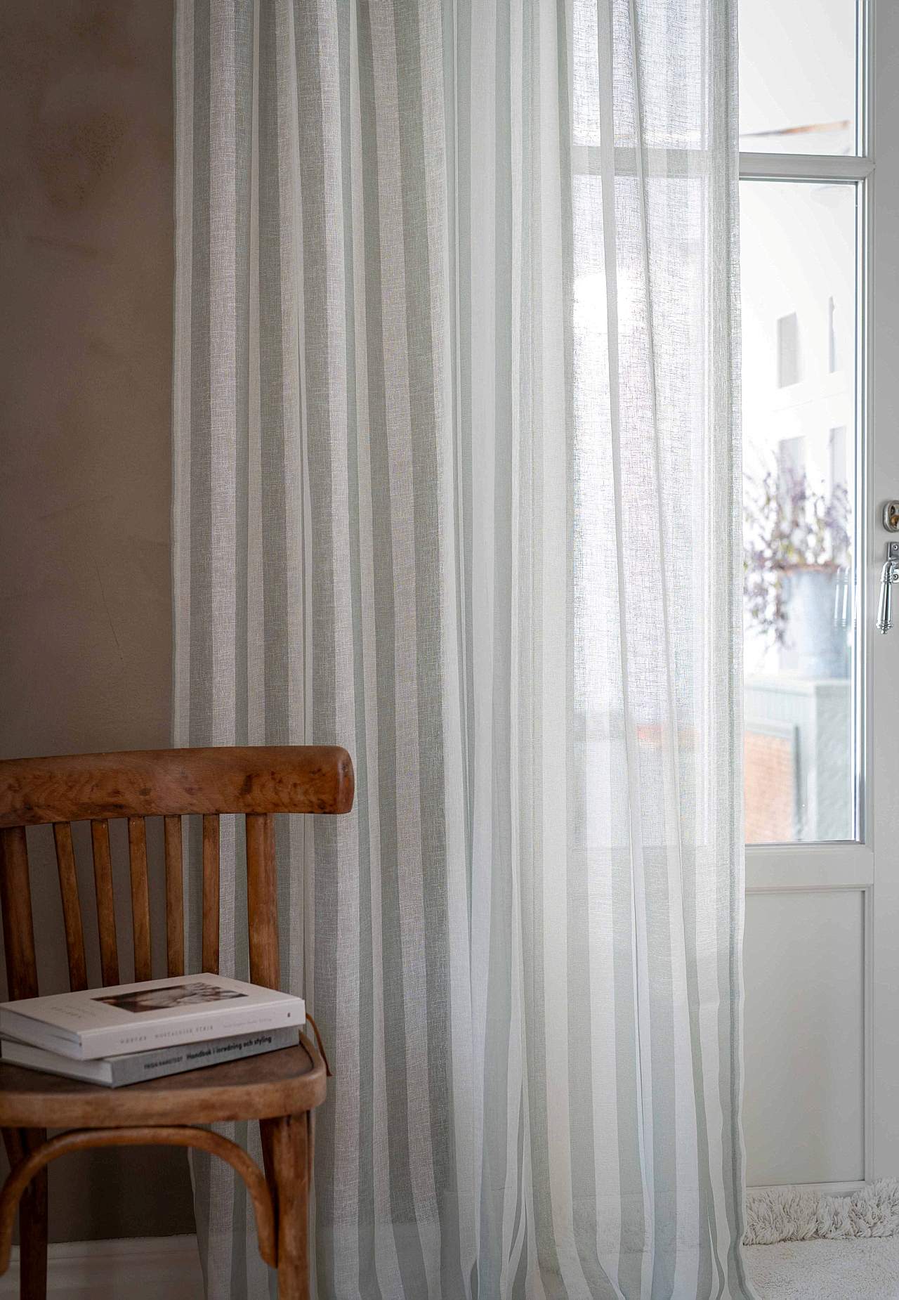 Caurspīdīgi aizkari ar daudzfunkcionālu lenti un svītrām kompl. 2 gabali