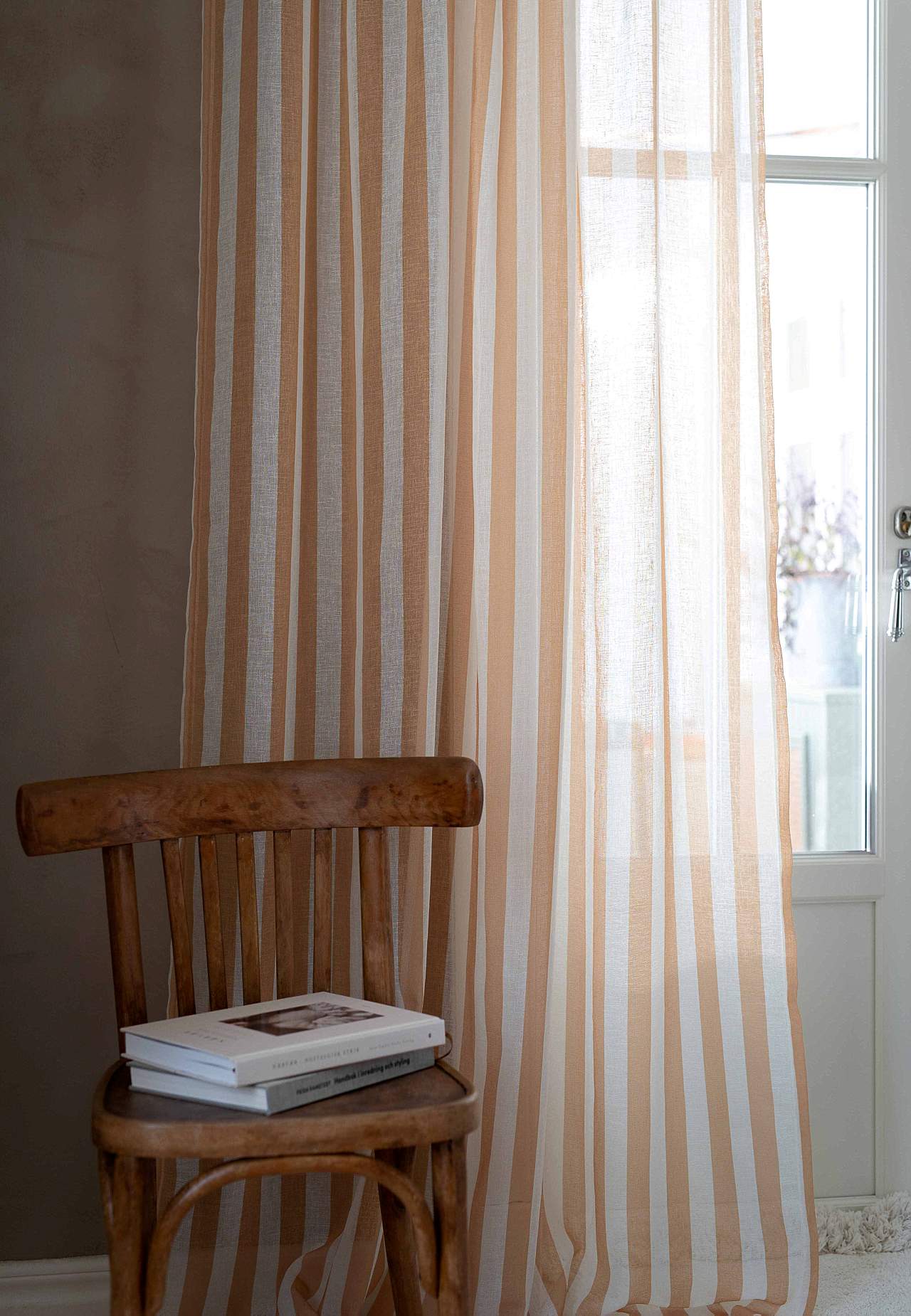 Caurspīdīgi aizkari ar daudzfunkcionālu lenti un svītrām kompl. 2 gabali