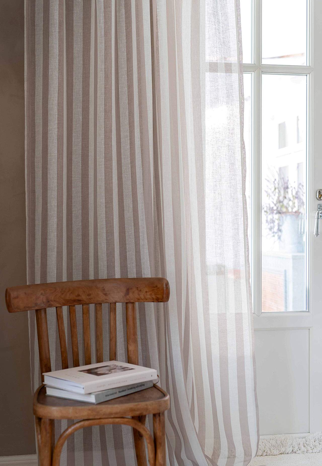 Caurspīdīgi aizkari ar daudzfunkcionālu lenti un svītrām kompl. 2 gabali