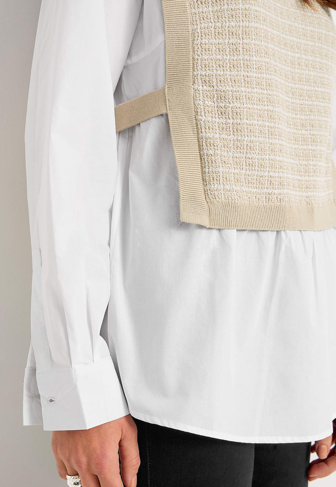 Veste ar piešūtu kreklu