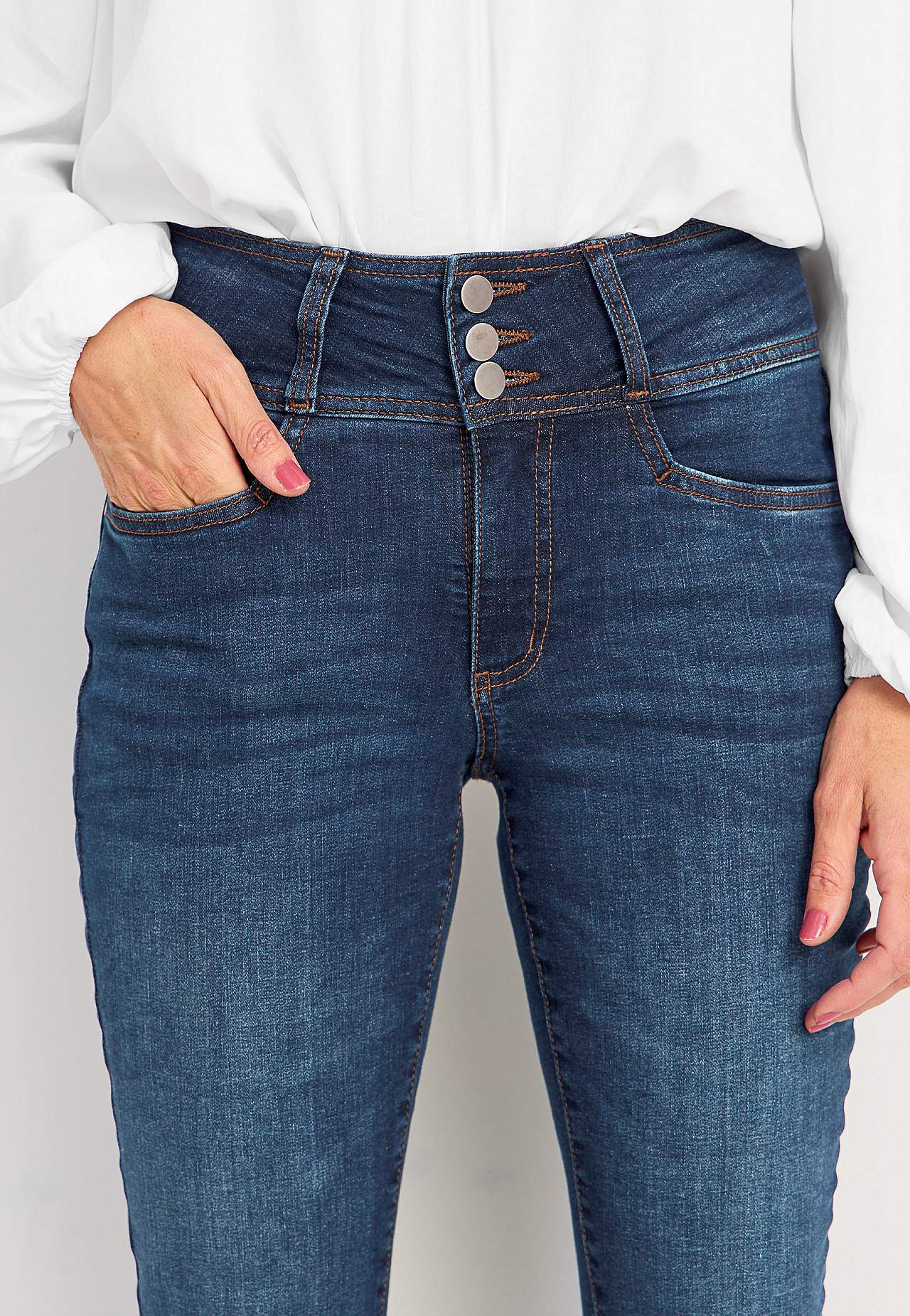 Bootcut piegriezuma džinsi ar augstu jostasvietu