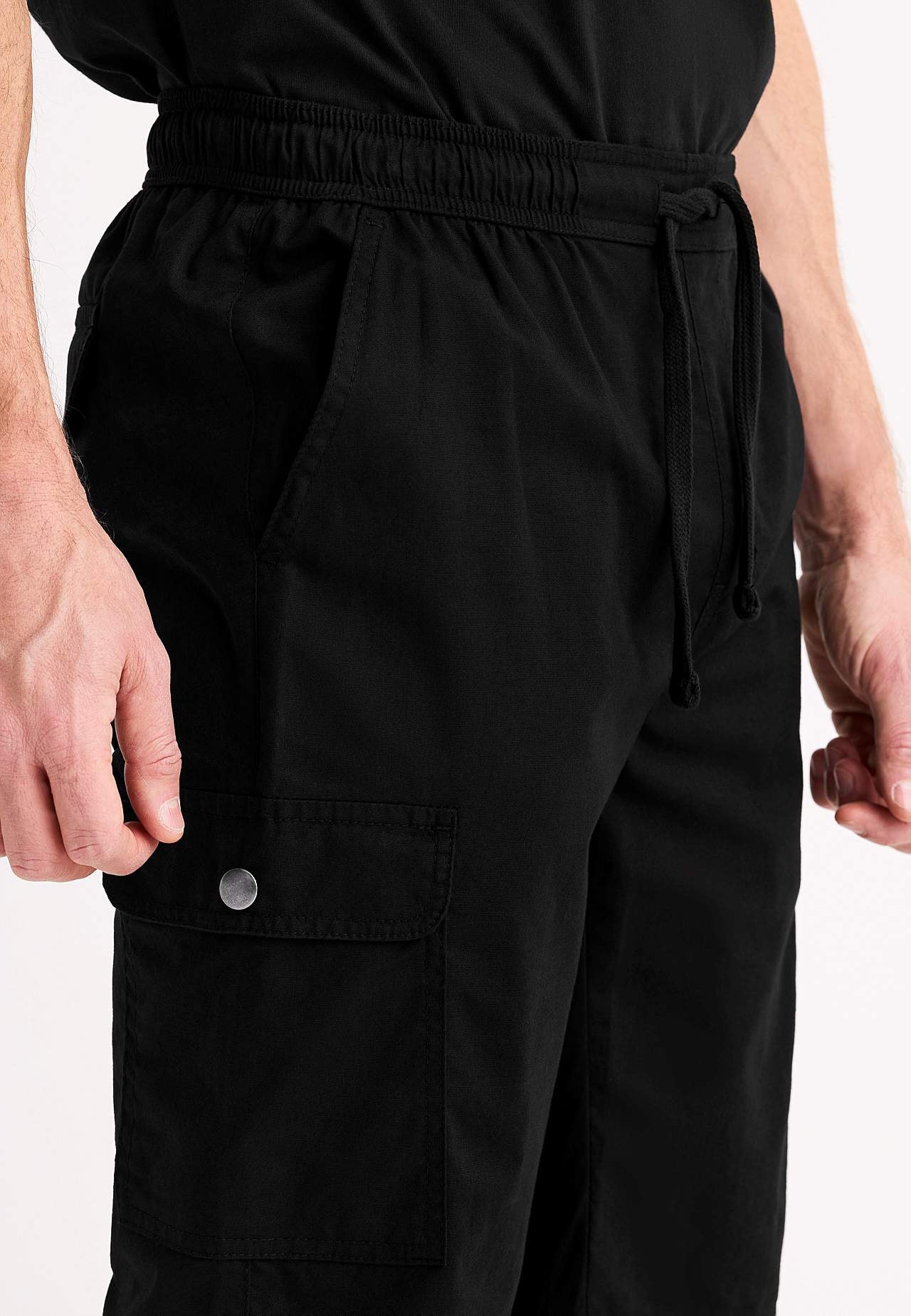 Kargo šorti ar vairākām kabatām