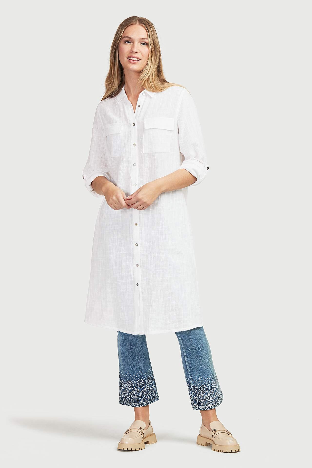 Paplatināti, īsi džinsi ar izšuvumiem