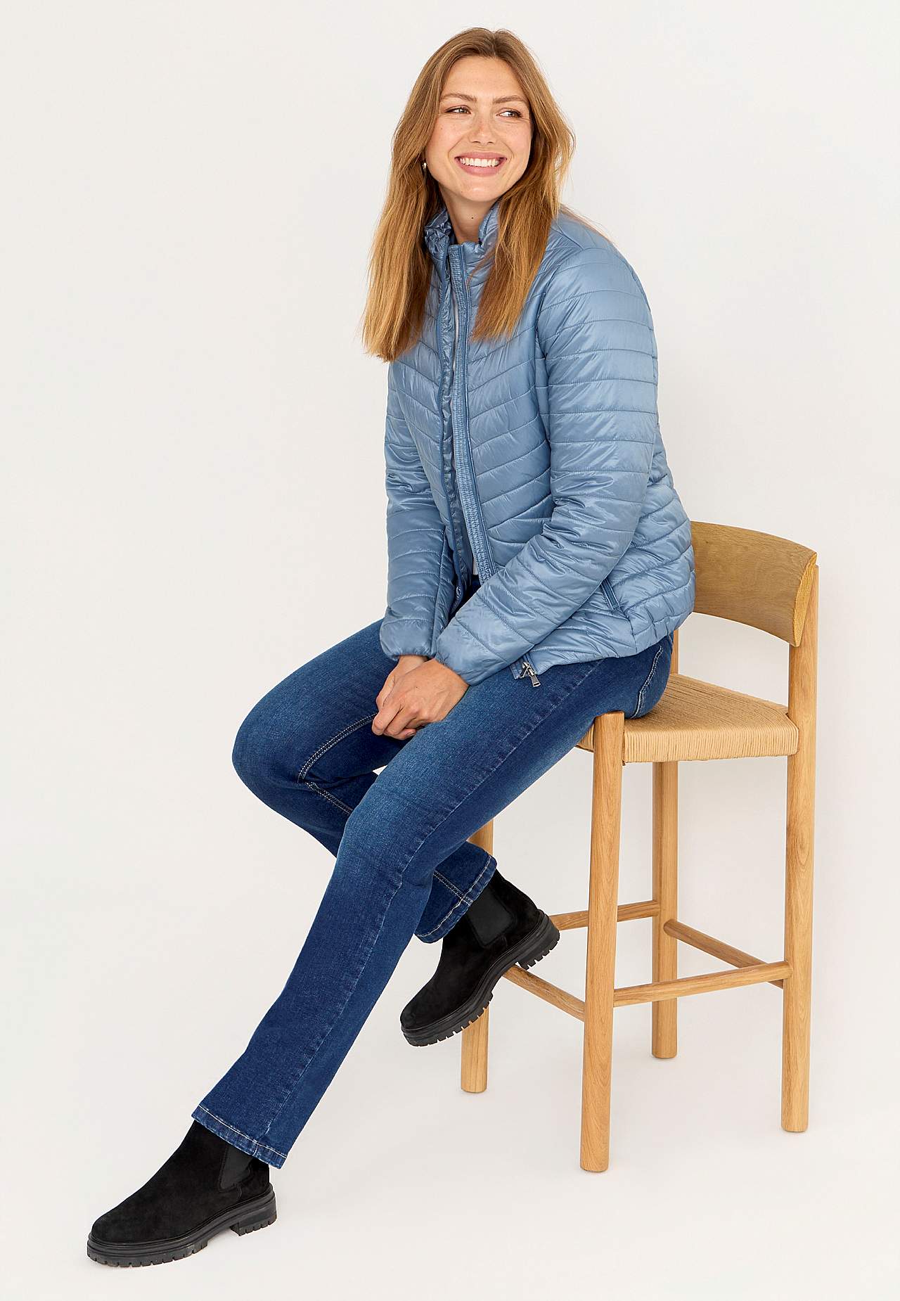 Viegla jaka no materiāla ar mirdzumu