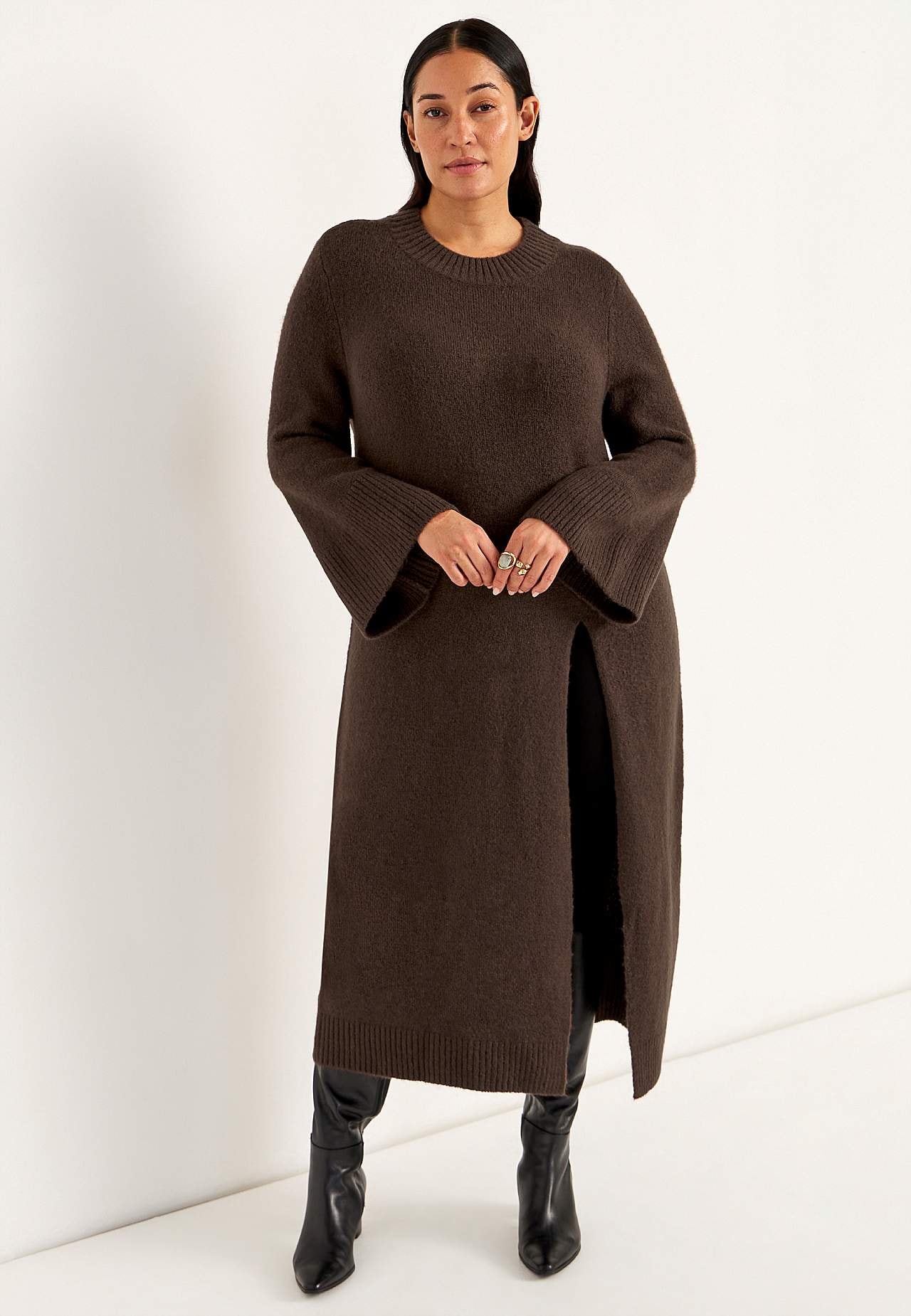 Adīta kleita ar augstu šķēlumu