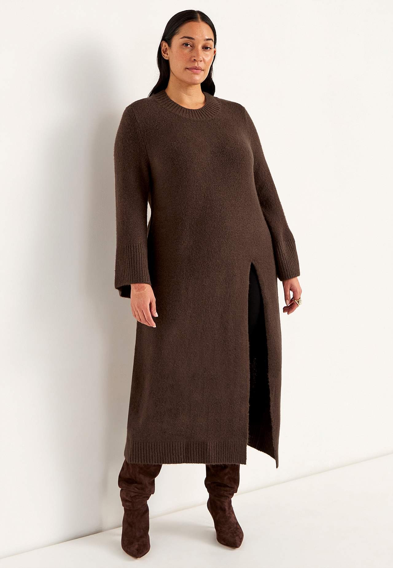 Adīta kleita ar augstu šķēlumu