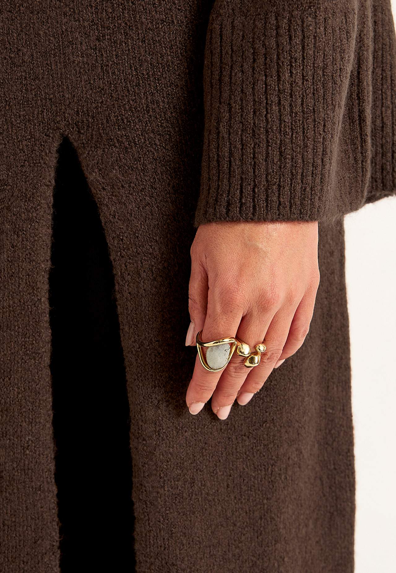 Adīta kleita ar augstu šķēlumu