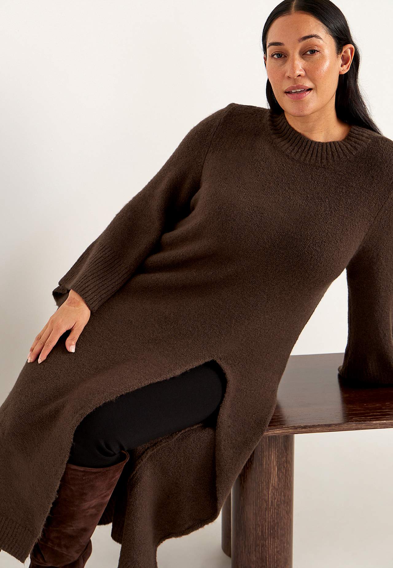 Adīta kleita ar augstu šķēlumu