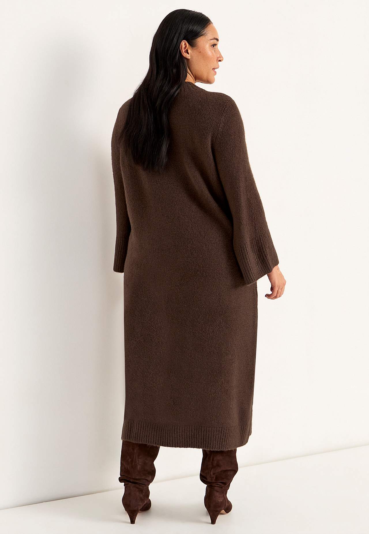 Adīta kleita ar augstu šķēlumu