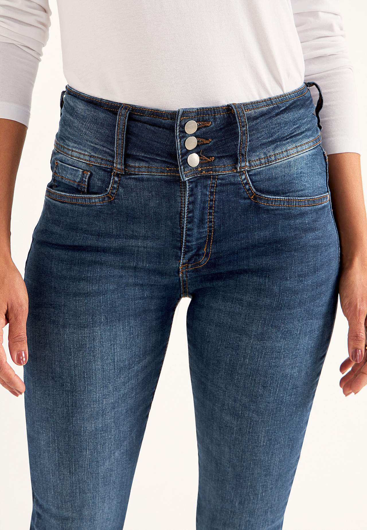 Bootcut piegriezuma džinsi ar augstu jostasvietu