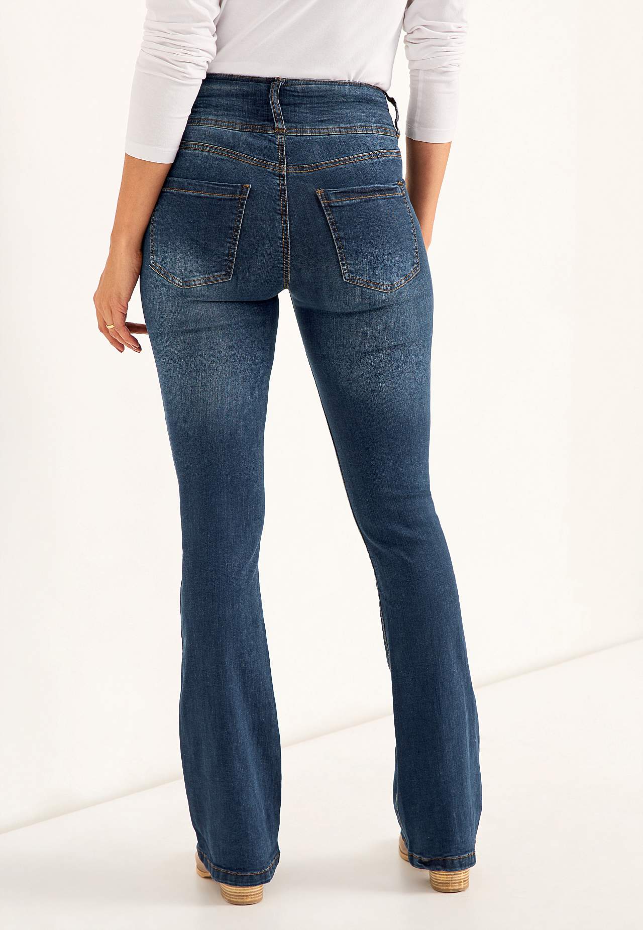 Bootcut piegriezuma džinsi ar augstu jostasvietu