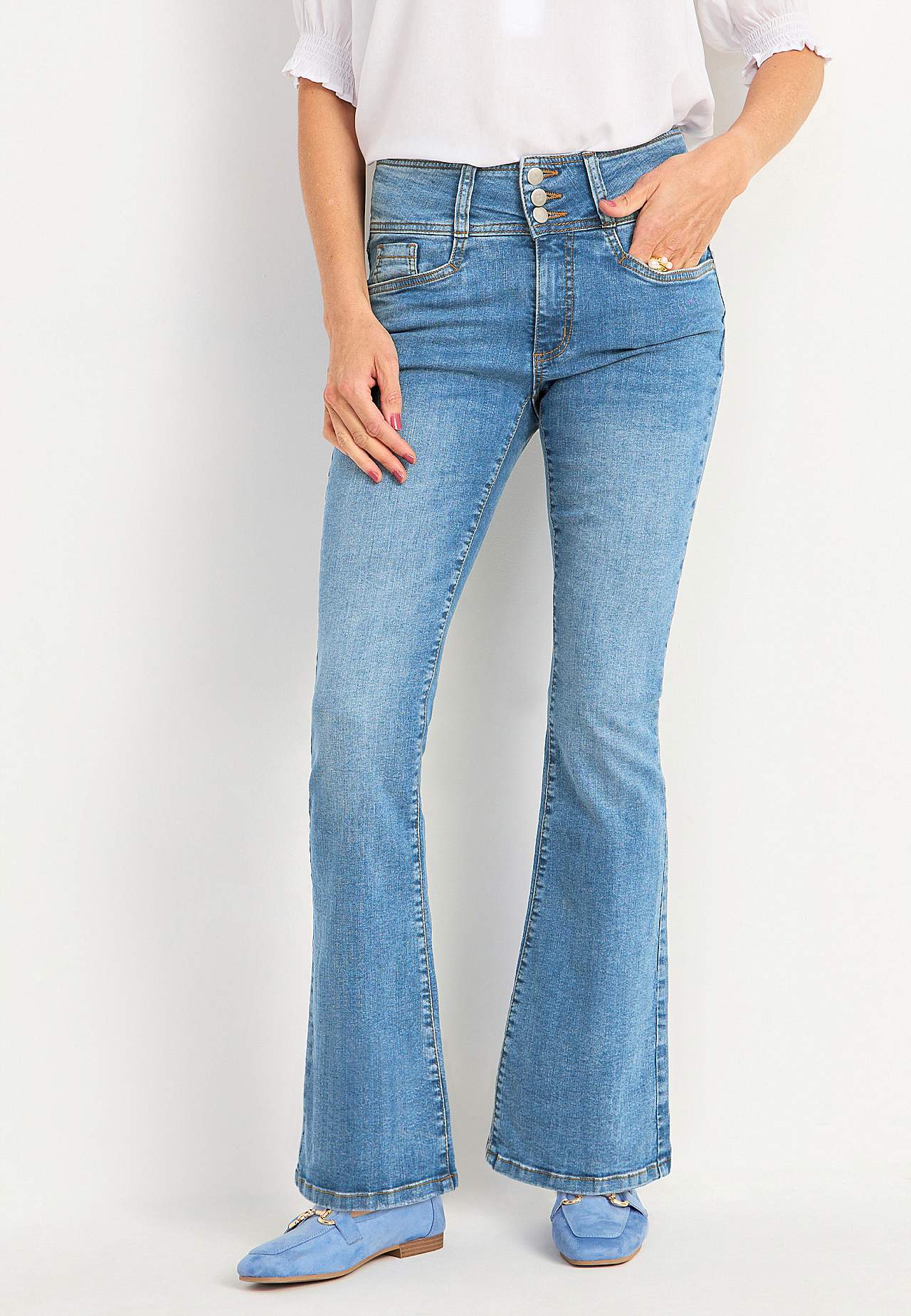 Bootcut piegriezuma džinsi ar augstu jostasvietu