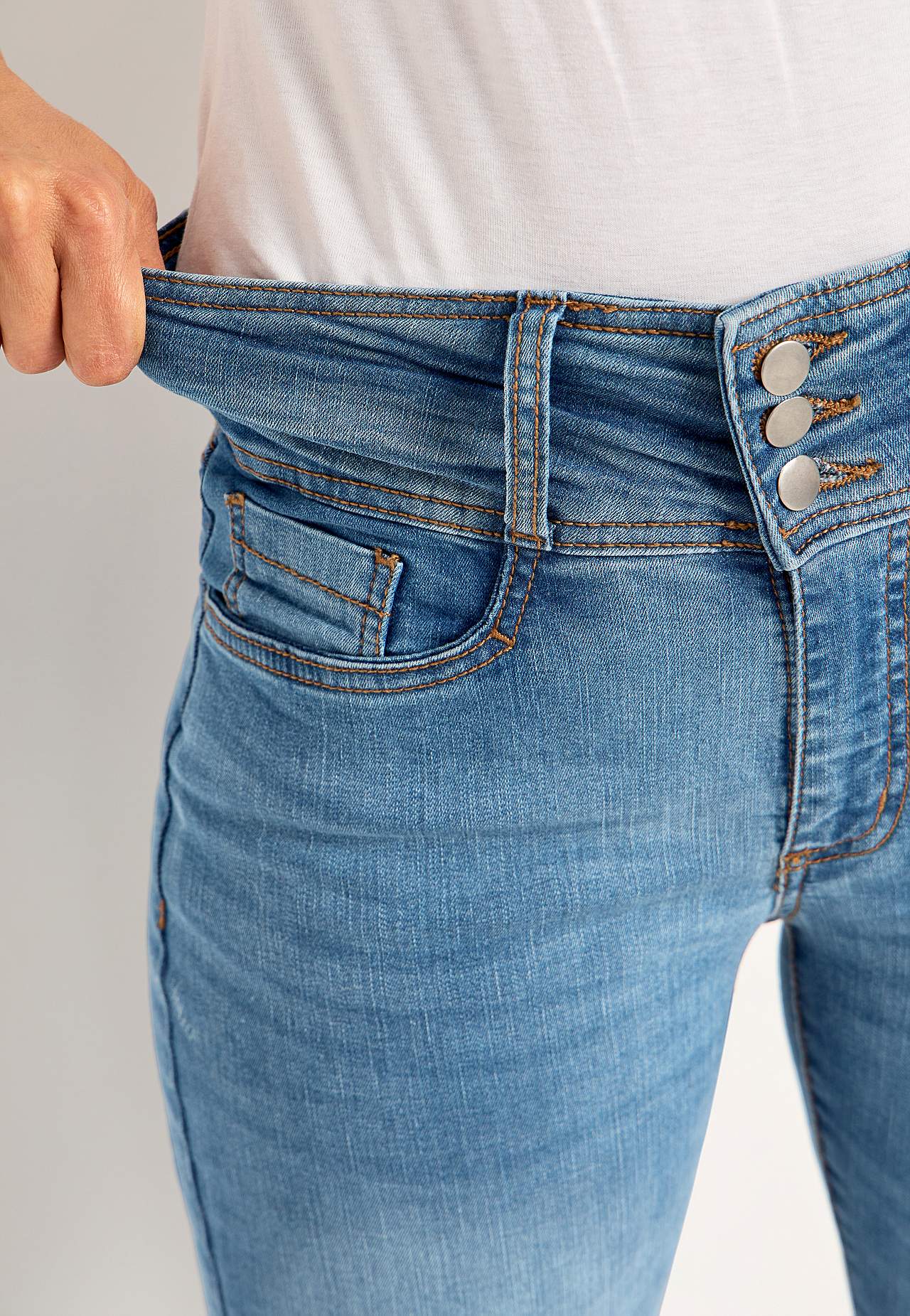 Bootcut piegriezuma džinsi ar augstu jostasvietu Jennifer