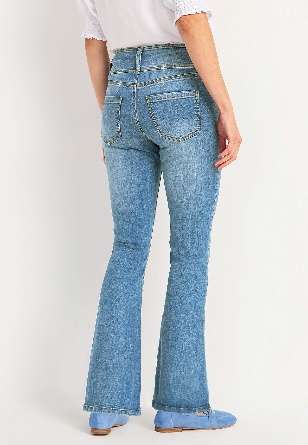 Bootcut piegriezuma džinsi ar augstu jostasvietu