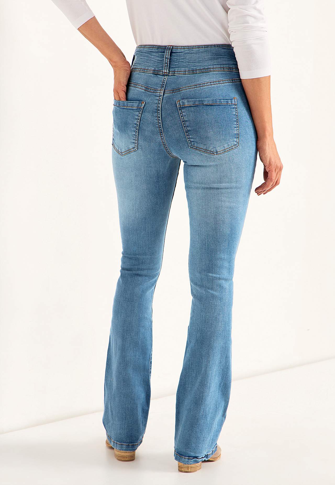 Bootcut piegriezuma džinsi ar augstu jostasvietu Jennifer