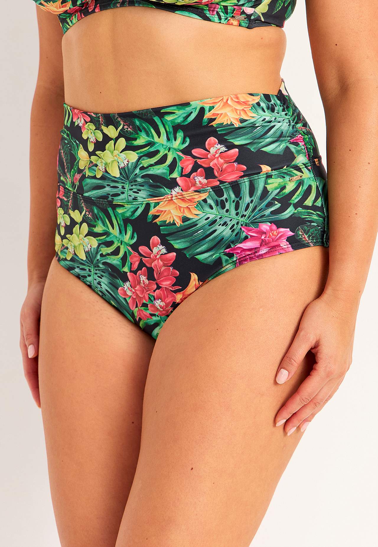 Bikini biksītes ar atlokāmu malu jostasvietā