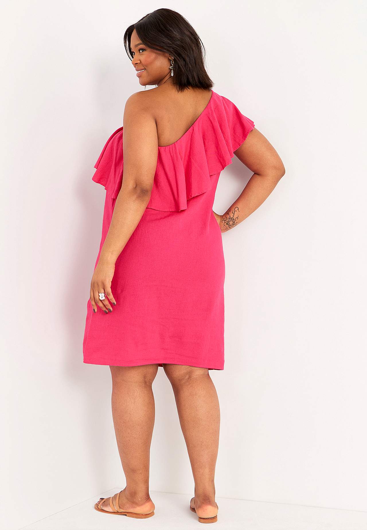 Asimetriska griezuma lina kleita