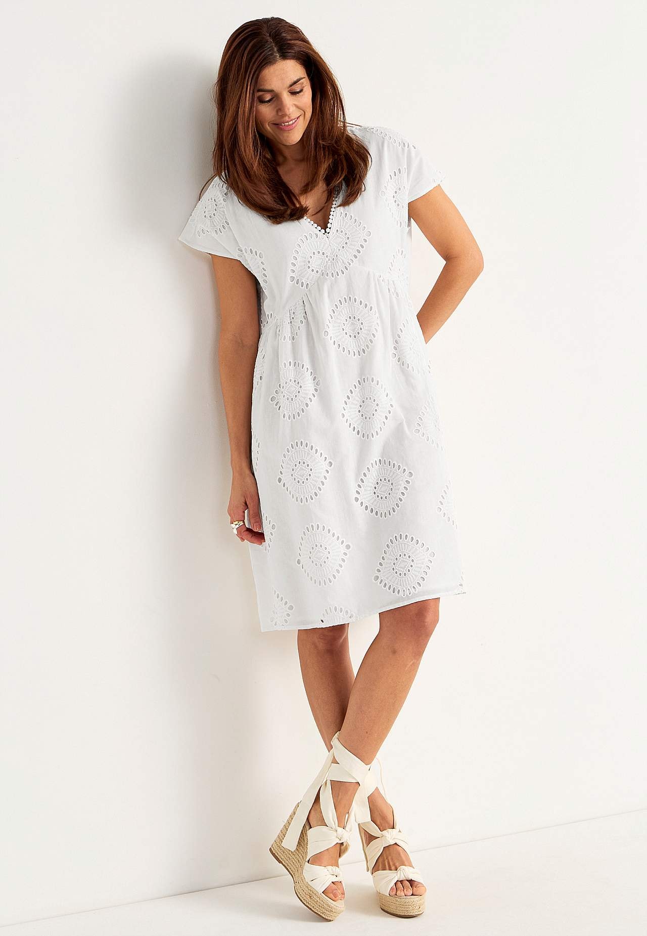 Kleita/tunika ar caurumiņu raksta izšuvumu