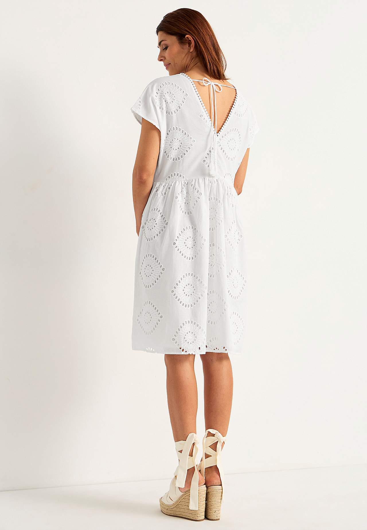 Kleita/tunika ar caurumiņu raksta izšuvumu