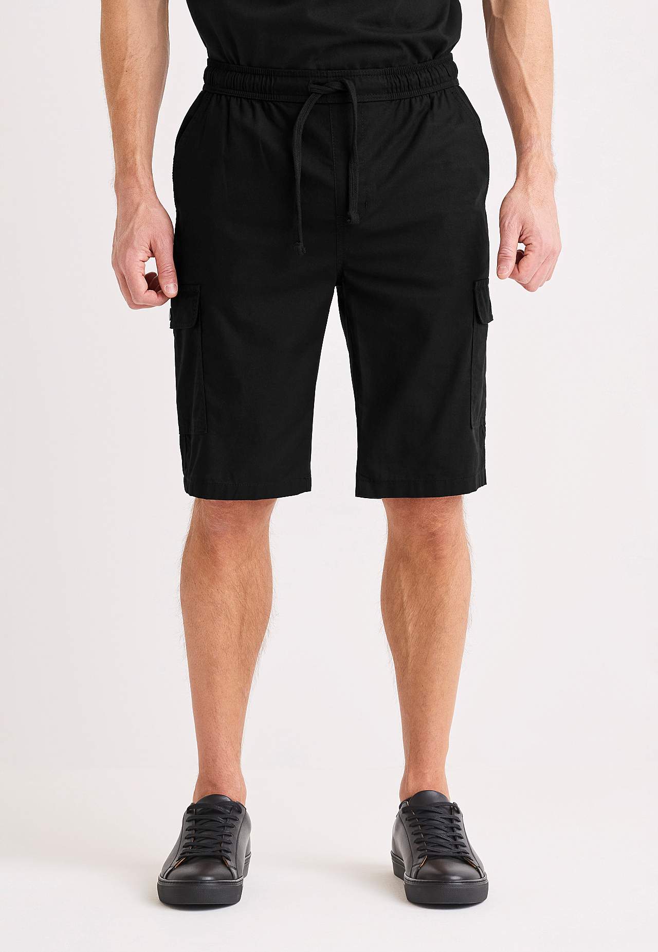 Kargo šorti ar vairākām kabatām