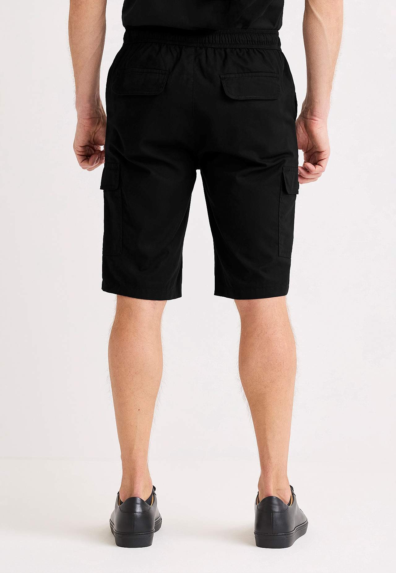 Kargo šorti ar vairākām kabatām