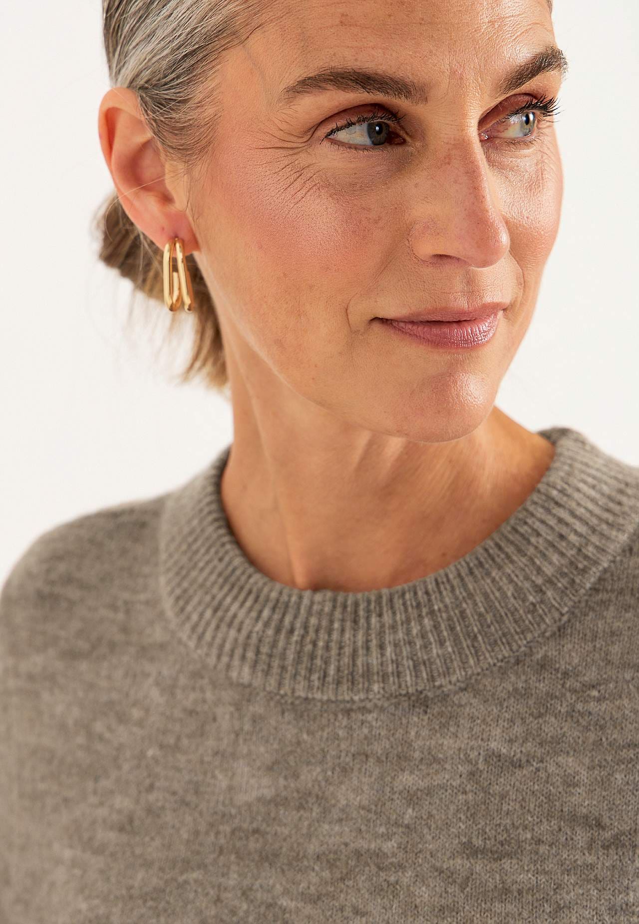 Mīksta adīta kleita
