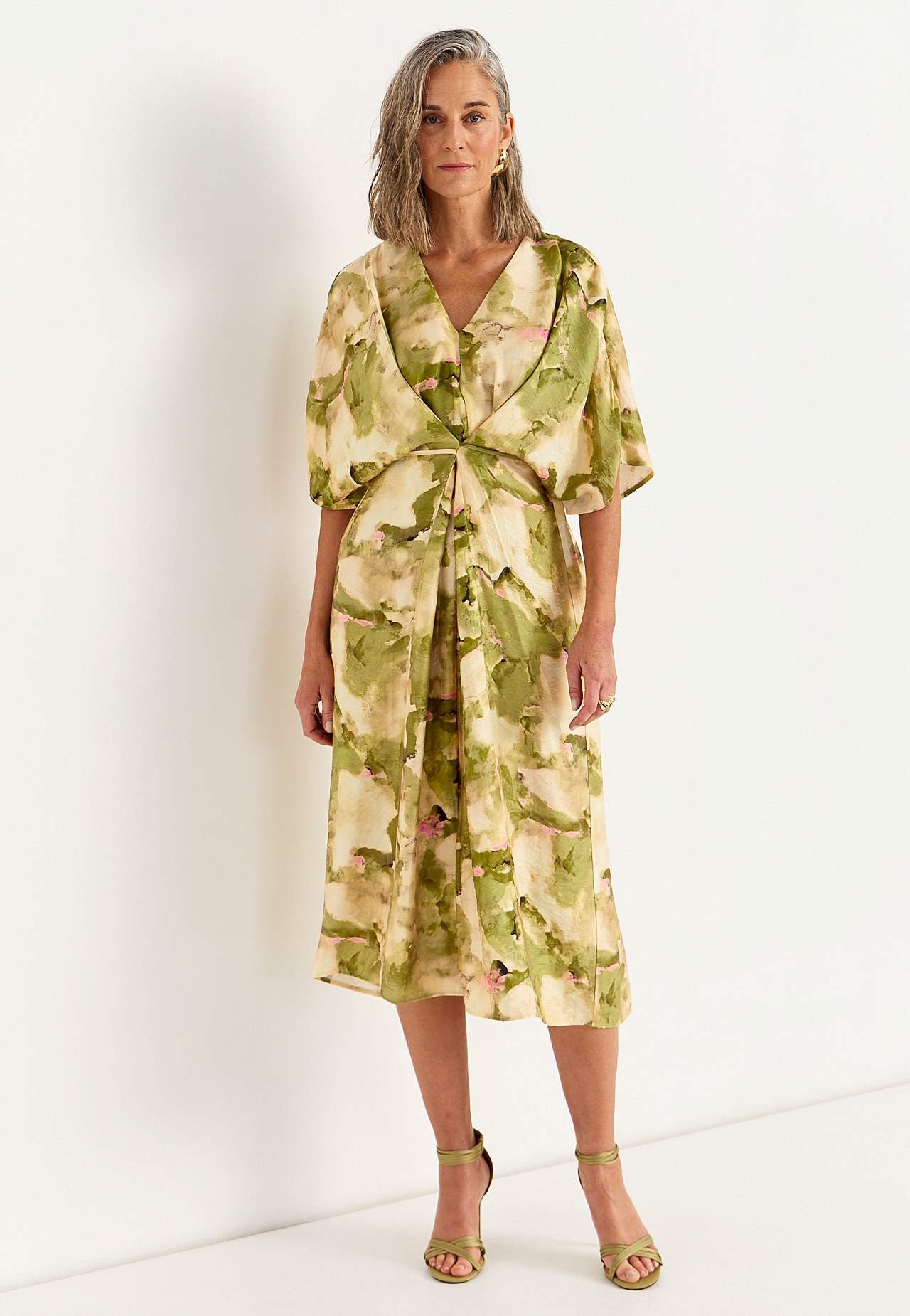 Gaisīga, daudzfunkcionāla kimono kleita