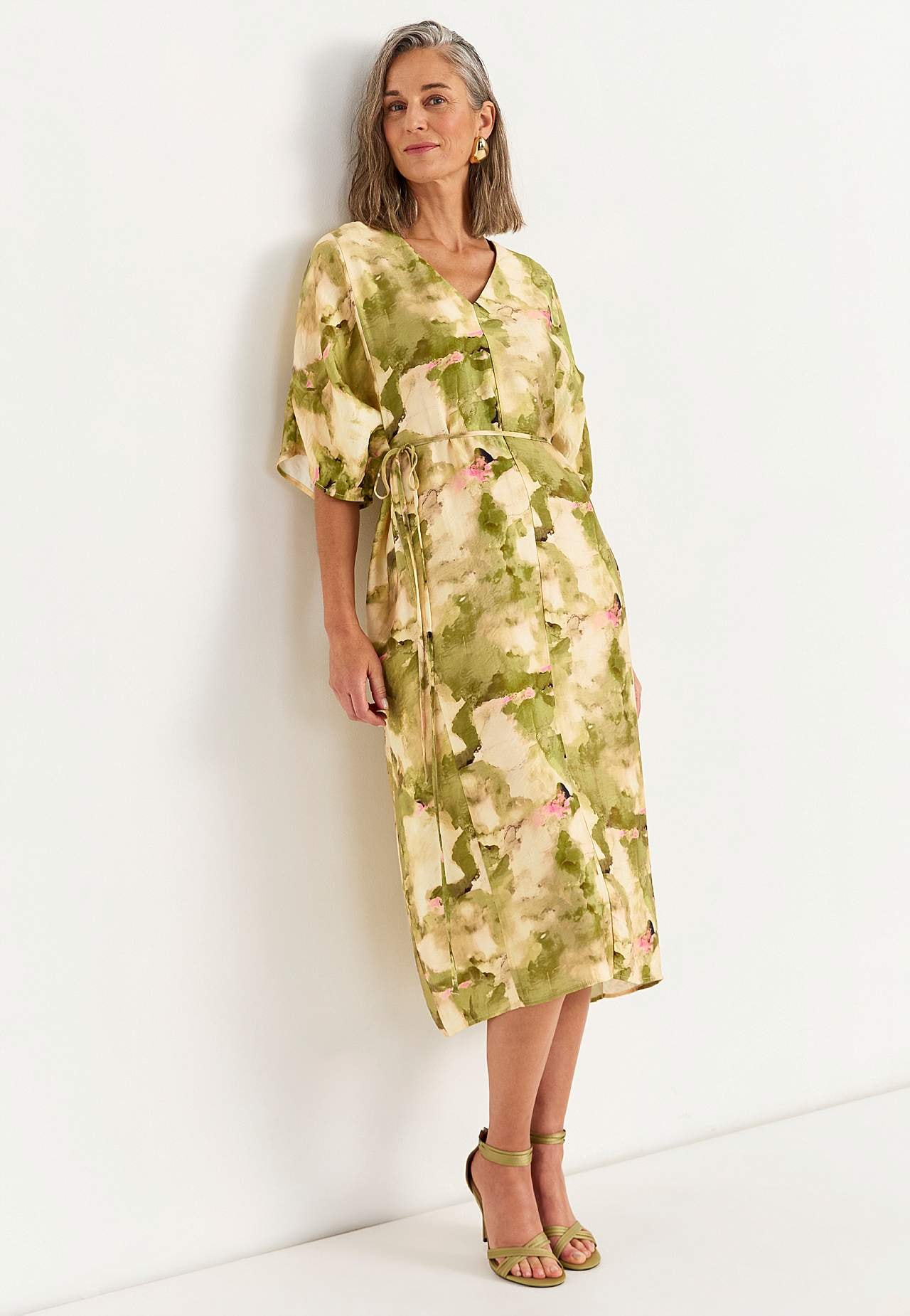 Gaisīga, daudzfunkcionāla kimono kleita