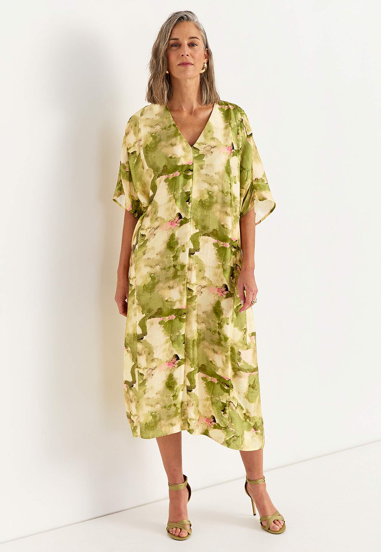 Gaisīga, daudzfunkcionāla kimono kleita