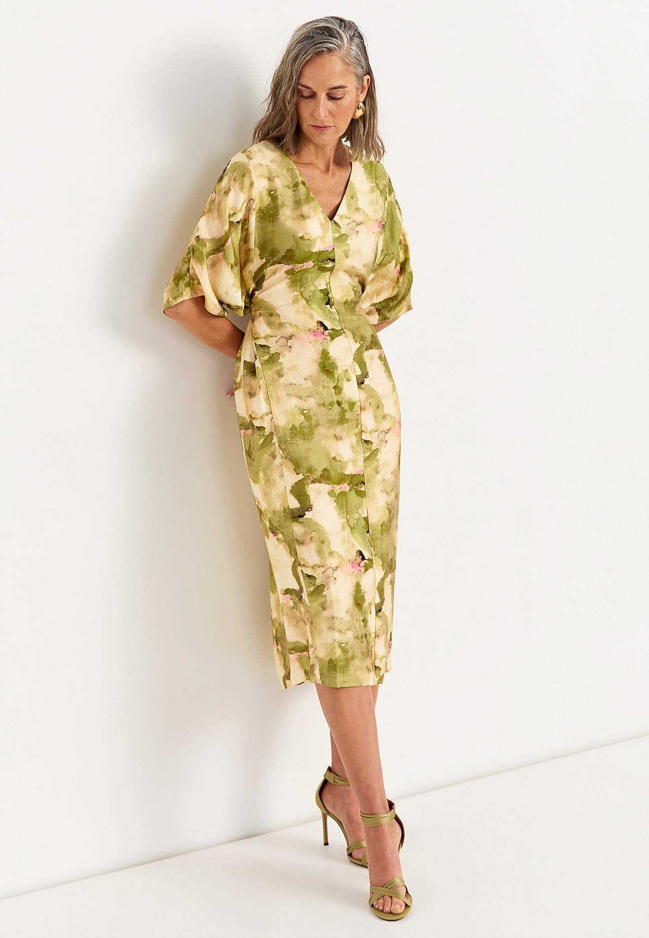 Gaisīga, daudzfunkcionāla kimono kleita