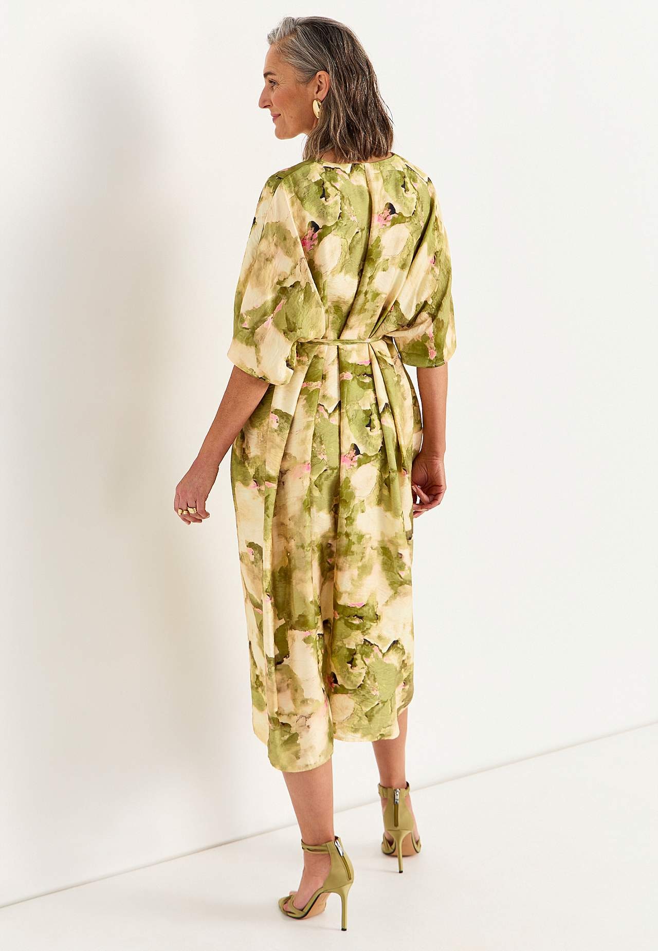 Gaisīga, daudzfunkcionāla kimono kleita